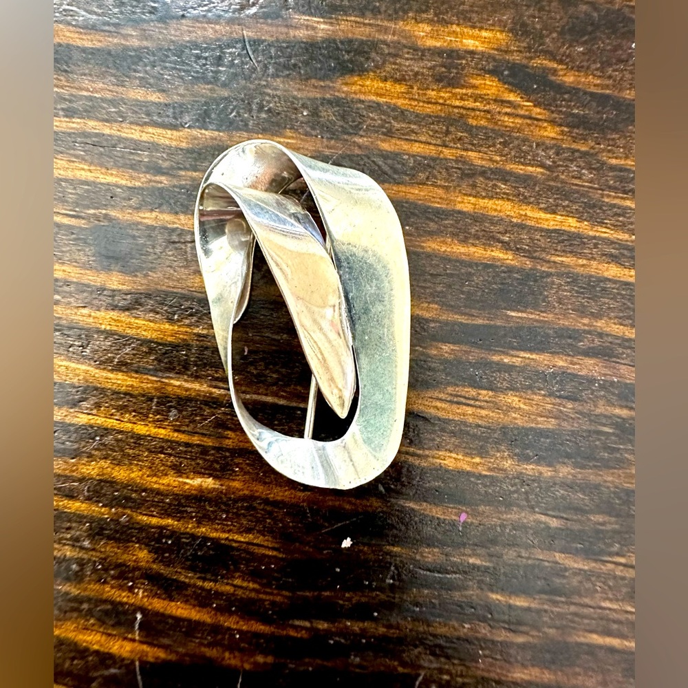 VINTAGE stamped 925 silver brooch.